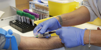 how to become a phlebotomist